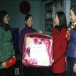Hội liên hiệp phụ nữ huyện trao quà dịp tết